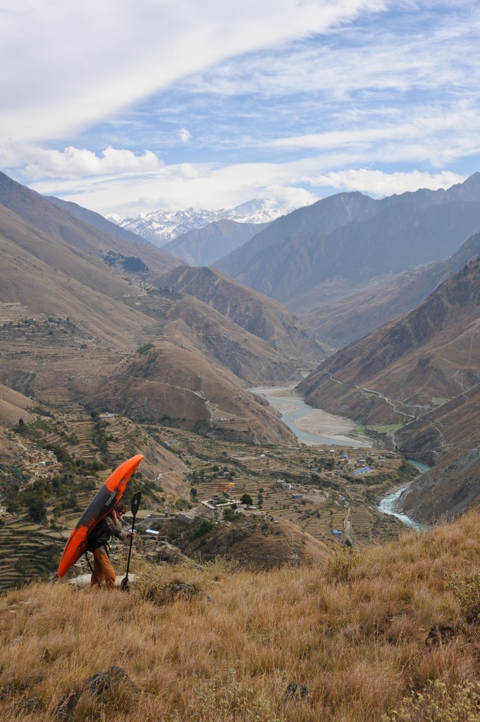 Ric Moxon hiking in to the Thule Behri